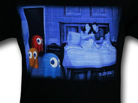 Camiseta Paranormal Ghosts mistura fantasmas de Pac-man com o filme Atividade Paranormal