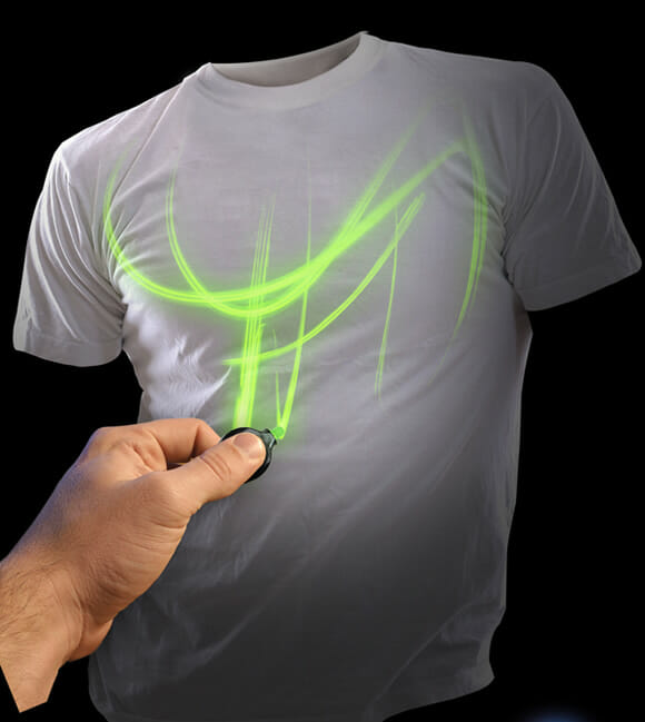 Camiseta interativa permite que você desenhe sua própria estampa usando luz negra (vídeo)