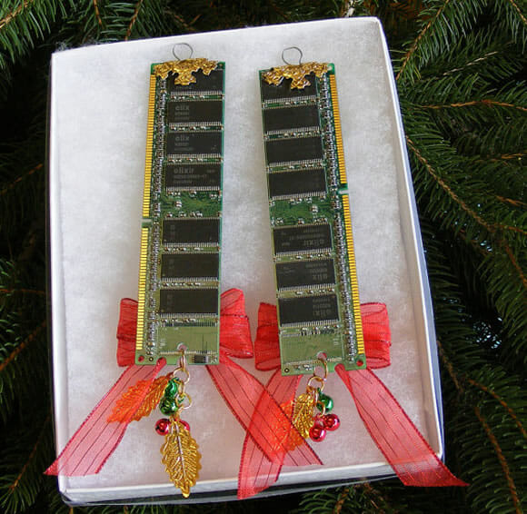 Sem grana neste Natal? Decore sua árvore com placas de memória de computadores recicladas!