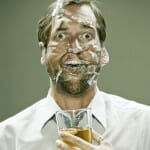 Imagens bizarras de pessoas com os rostos deformados por fita adesiva