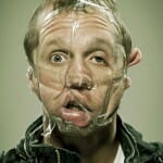 Imagens bizarras de pessoas com os rostos deformados por fita adesiva