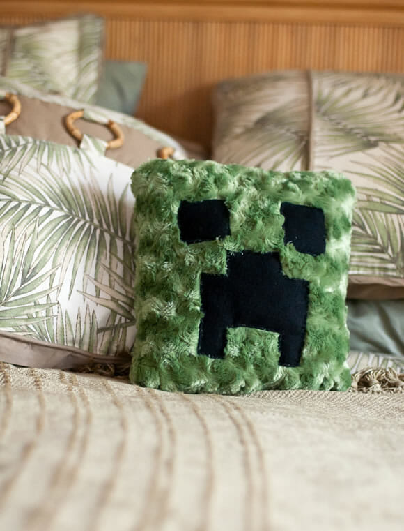 Almofada do Creeper de Minecraft decora e não explode o seu sofá