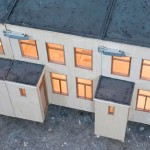 Artista transforma aspiradores de pó em miniaturas de casas que sugam a sujeira para seu interior