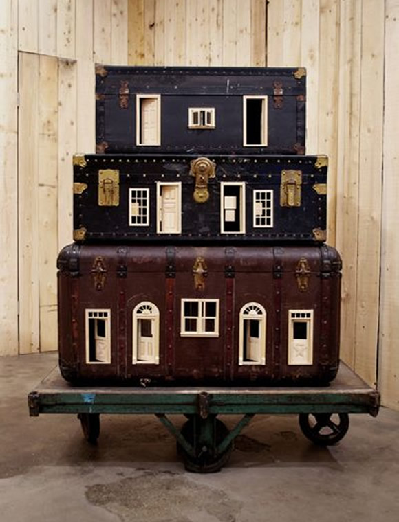 Artista constrói miniaturas de hotéis usando malas antigas