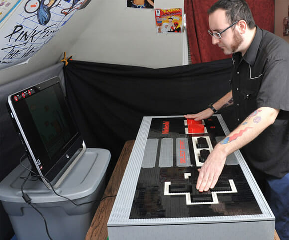 Escultor constrói réplica gigante do controle do NES usando peças de LEGO. E funciona! (vídeo)