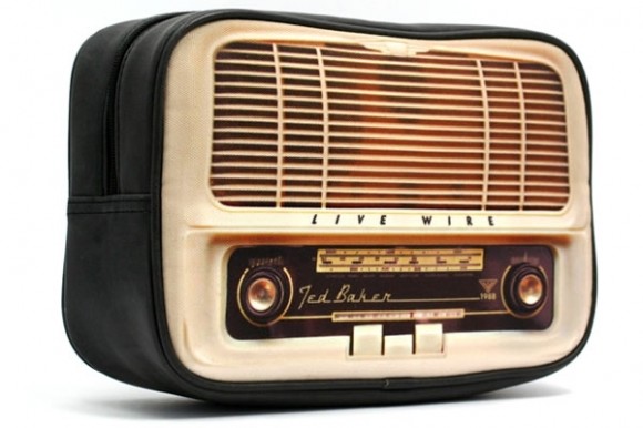 Necessaire com aparência de rádio antigo é perfeita para guardar seus gadgets