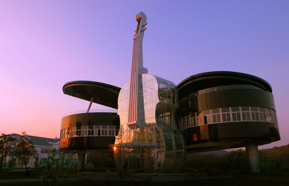 Pianio House - Um edifício fantástico em forma de piano e violino construído na China