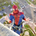 Hospital Infantil dos EUA contrata Spider-Man para limpar as janelas e espalhar sorrisos em seu edifício