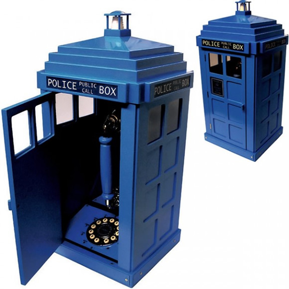 Telefone em forma de Tardis para fãs de Doctor Who