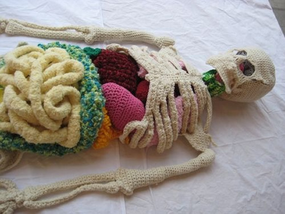 Artista cria "cadáver humano" feito de crochê