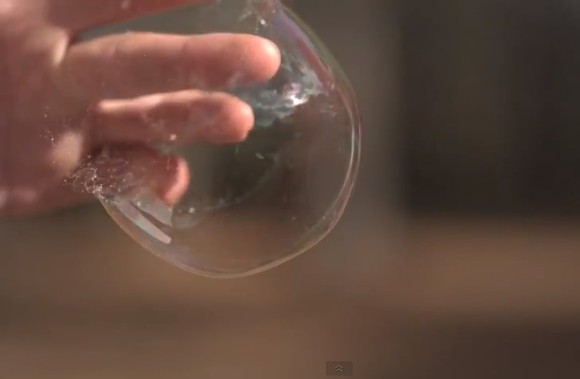 Isso é incrível do dia: Bolhas de sabão estourando em Super Câmera Lenta (vídeo)