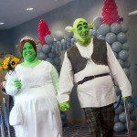 Casal se transforma em Shrek e Fiona para a cerimônia de seu casamento