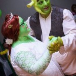 Casal se transforma em Shrek e Fiona para a cerimônia de seu casamento