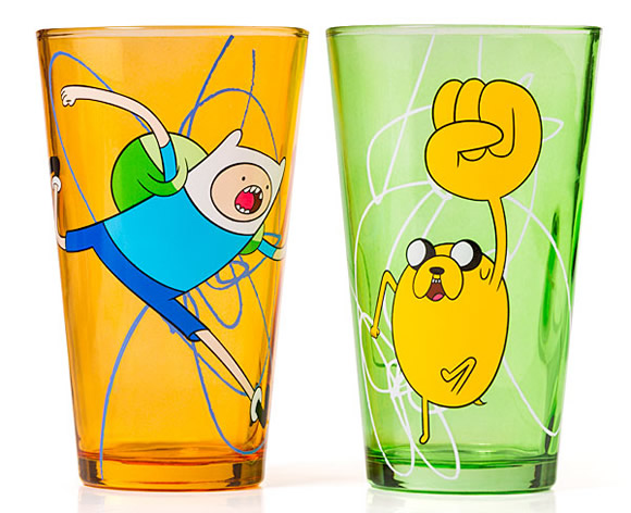 É hora de tomar suas bebidas favoritas nos copos do Adventure Time!