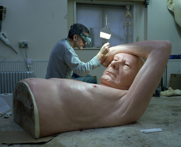 Artista cria esculturas de humanos gigantes incrivelmente realistas