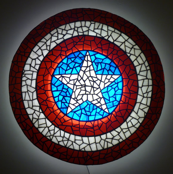 Luminária mosaico em forma do Escudo do Capitão América para se proteger do escuro