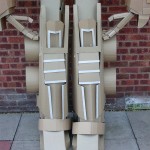 Estudante cria réplica impressionante do Optimus Prime de 3 metros de altura feita com papelão