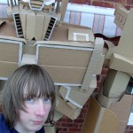 Estudante cria réplica impressionante do Optimus Prime de 3 metros de altura feita com papelão