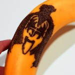 Artista tatua rostos famosos em bananas