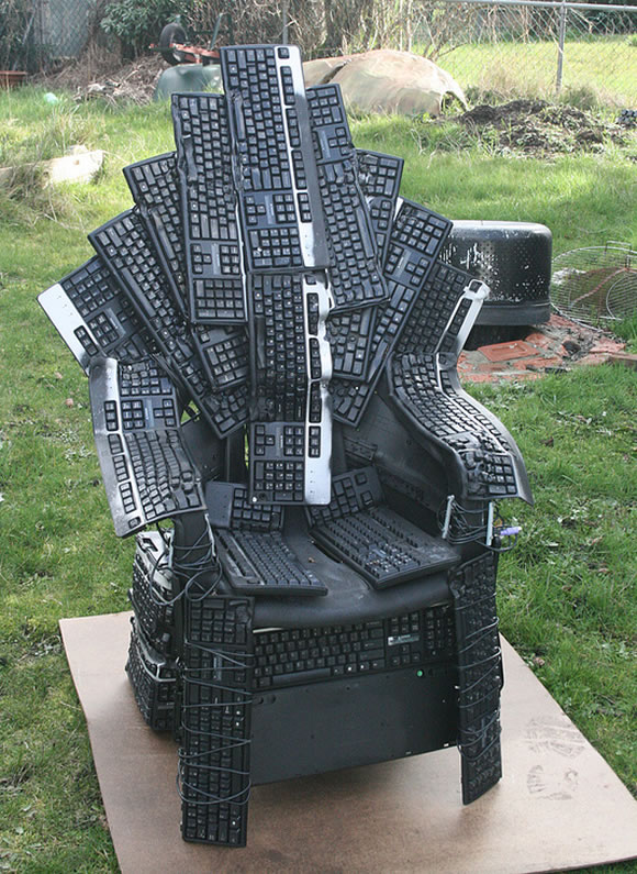 Throne of Nerds - Programador cria um trono feito de teclados baseado no Trono de Ferro de Game Of Thrones