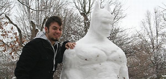 O Cavaleiro das Trevas Derrete - Estudante cria escultura do Batman de neve com 1,80 m de altura