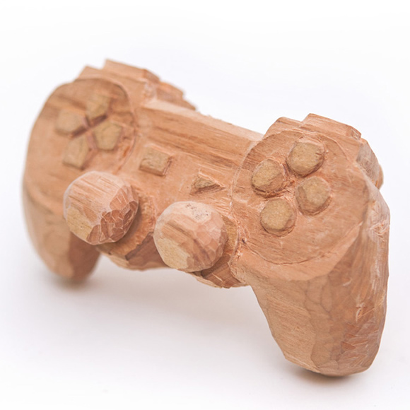 Esculturas de controles de videogame feitas de madeira