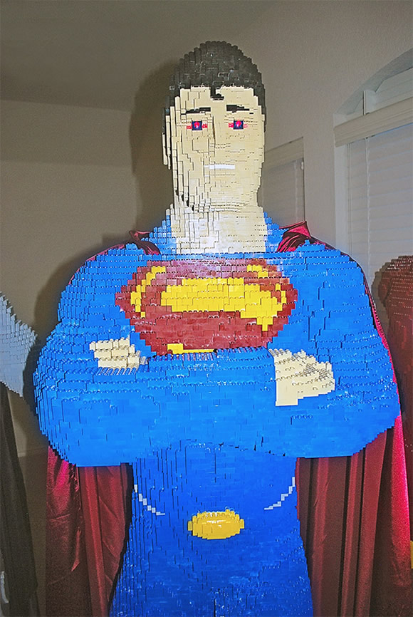 Adolescente constrói estátua do Super-Homem de Lego de cerca de 2 metros de altura