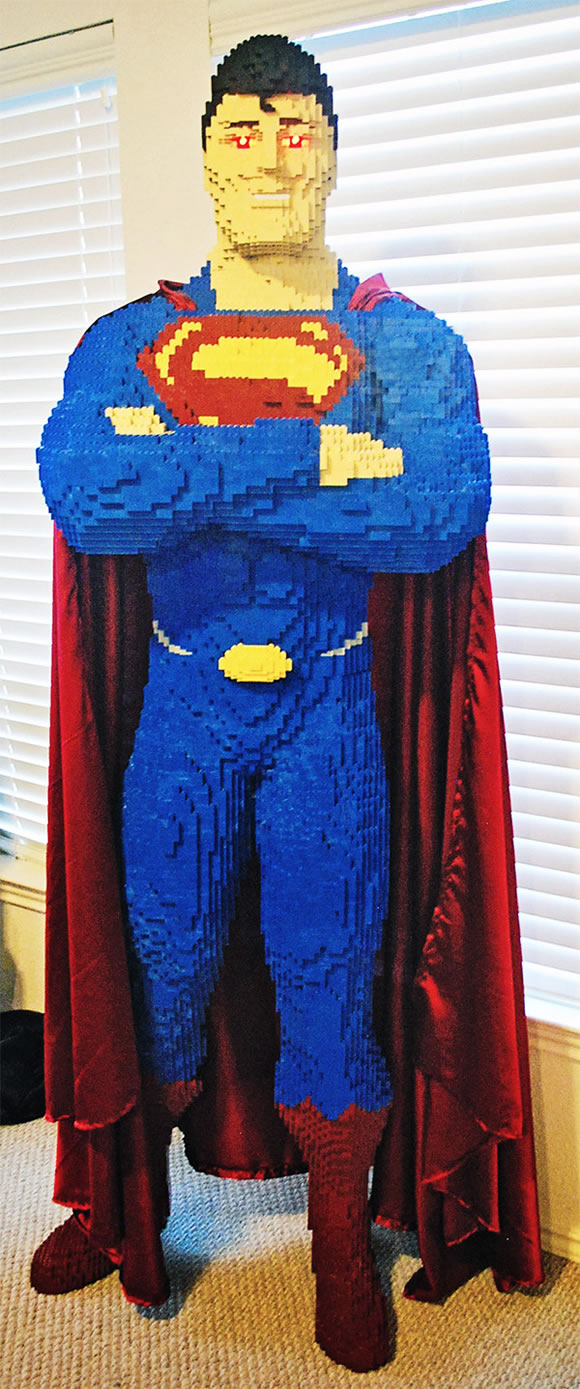 Adolescente constrói estátua do Super-Homem de Lego de cerca de 2 metros de altura