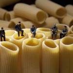 Big Appetites: Fotos incríveis de miniaturas de humanos interagindo com alimentos