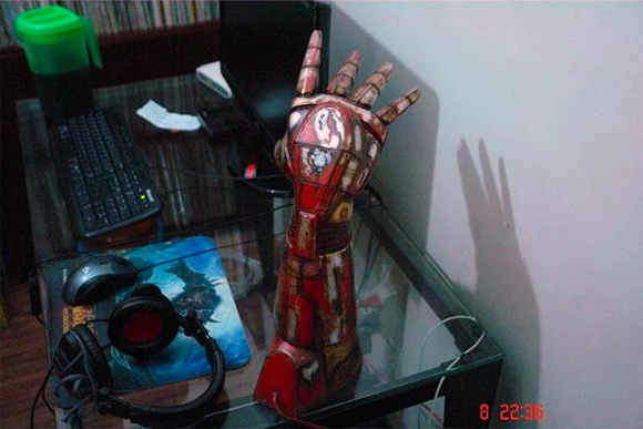 Iron Man Repulsor - Luminária incrível do Homem de Ferro expele um raio repulsor para iluminar a mesa de trabalho!