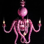 Decoração bizarra: Artista cria lustres incríveis equipados com tentáculos de polvos