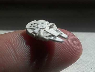 Papercraft minúsculo da Millennium Falcon de Star Wars tem apenas 1,27 cm