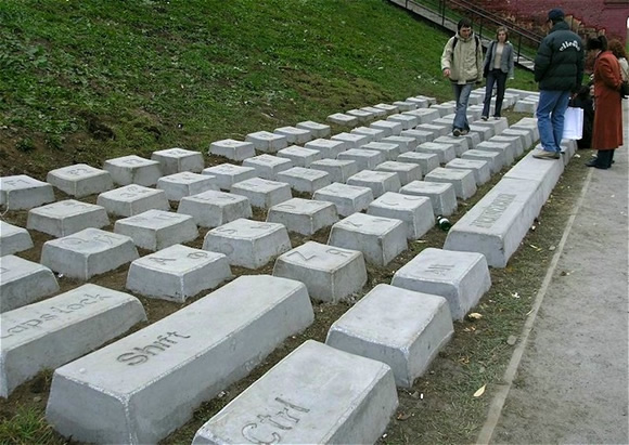 Escultura de teclado gigante de concreto é atração na Rússia