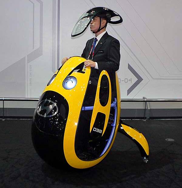 Hyundai apresenta carro em forma de ovo e que vem com capacete esquisito em forma de pára-brisas