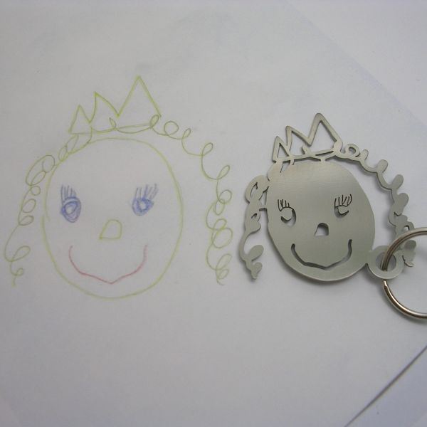 Isso é legal do dia: Desenhos de crianças se transformam em chaveiros e bijuterias