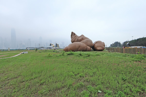 Cocô inflável gigante chama a atenção em parque Chinês