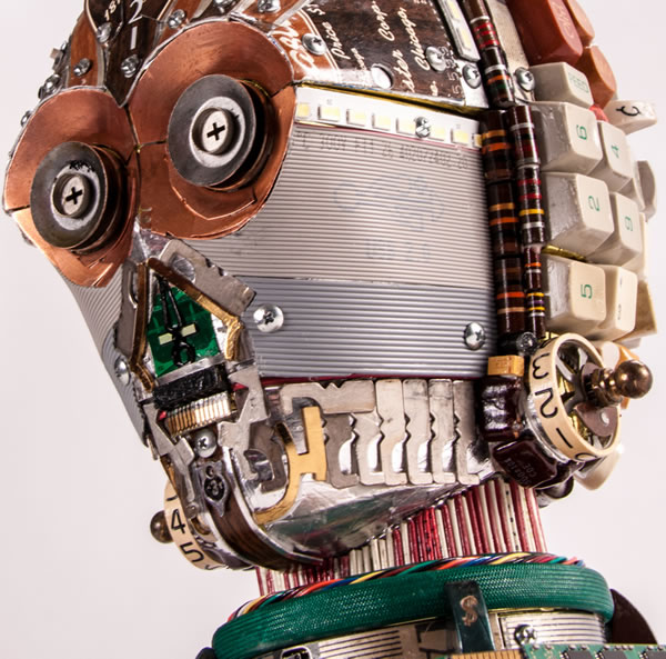 Escultura do C-3PO da série Star Wars feita com partes de computadores e componentes eletrônicos reciclados