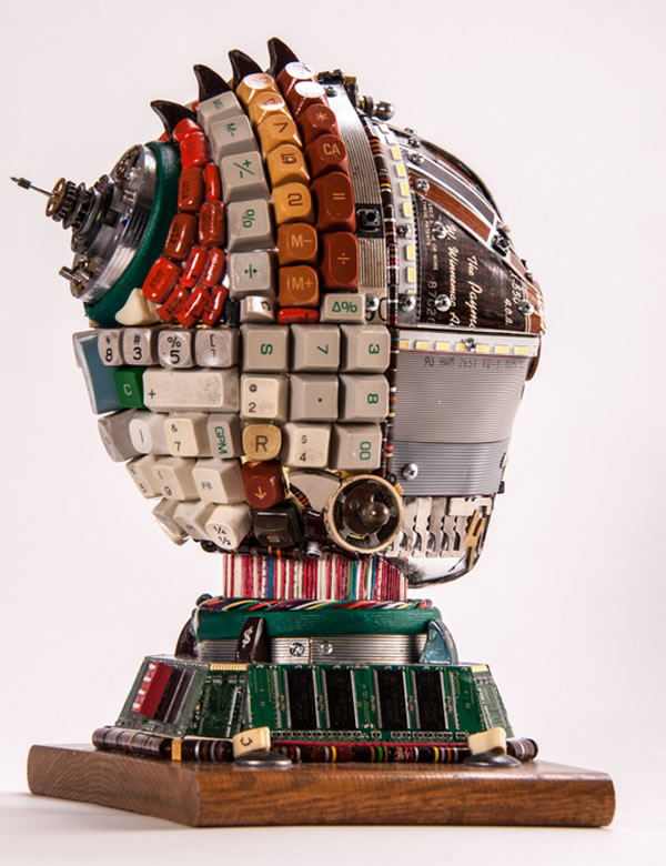 Escultura do C-3PO da série Star Wars feita com partes de computadores e componentes eletrônicos reciclados