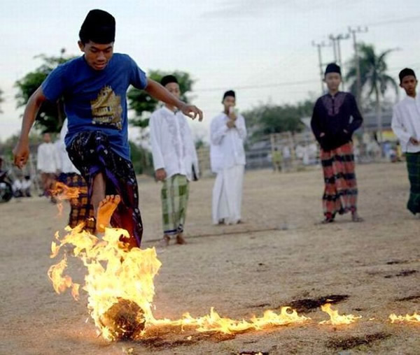flaming-fireball-futebol-chamas-indonesia