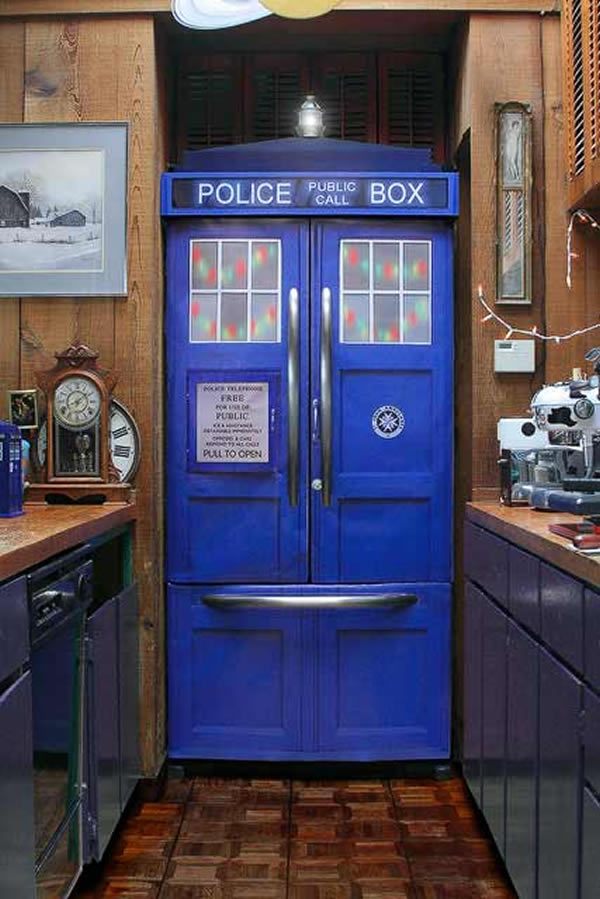 Adesivo transforma sua geladeira na Tardis de Doctor Who