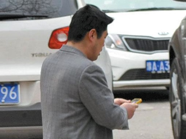 Batedor de carteiras fica famoso na China por roubar iPhones usando Hashis japoneses
