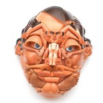 Esculturas de rostos bizarros feitos com braços, pernas e outras partes de bonecas