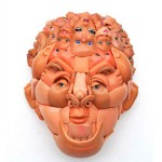 Esculturas de rostos bizarros feitos com braços, pernas e outras partes de bonecas