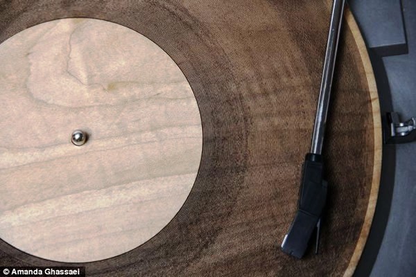 Saudades do Vinil? Engenheira desenvolve método para construir discos 'tocáveis' de madeira com laser