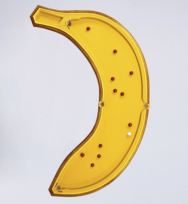 Mesa de sinuca tem formato inusitado de banana