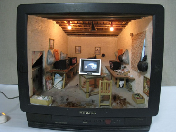 Artista constrói cenas detalhadas em miniatura dentro de aparelhos de TV antigos