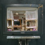Artista constrói cenas detalhadas em miniatura dentro de aparelhos de TV antigos