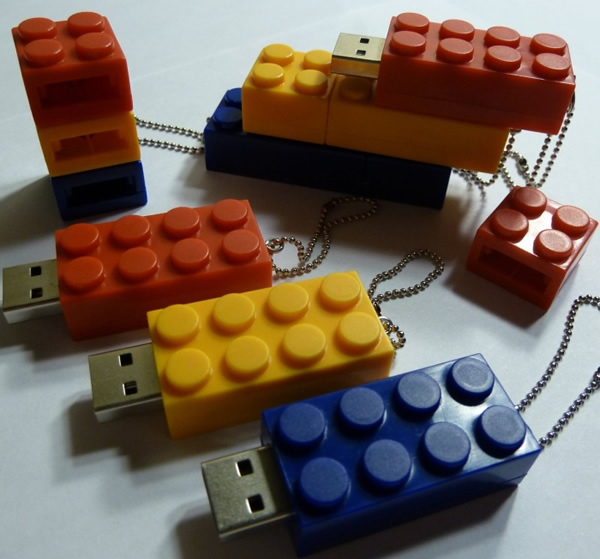 Pen drives em forma de blocos de Lego podem ser encaixados uns nos outros
