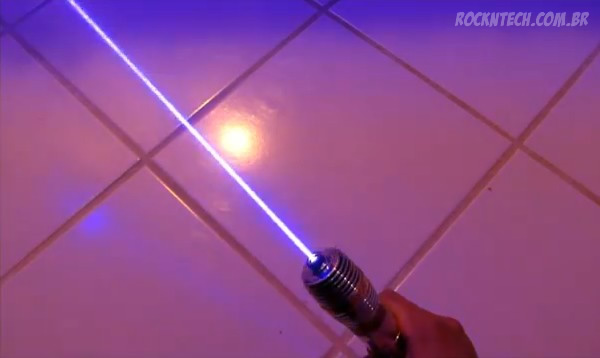 Homem constrói réplica real de um Sabre de Luz de Star Wars. Assista ao vídeo!