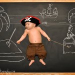 Fotógrafa tira fotos de bebês usando como cenário uma lousa com desenhos criativos